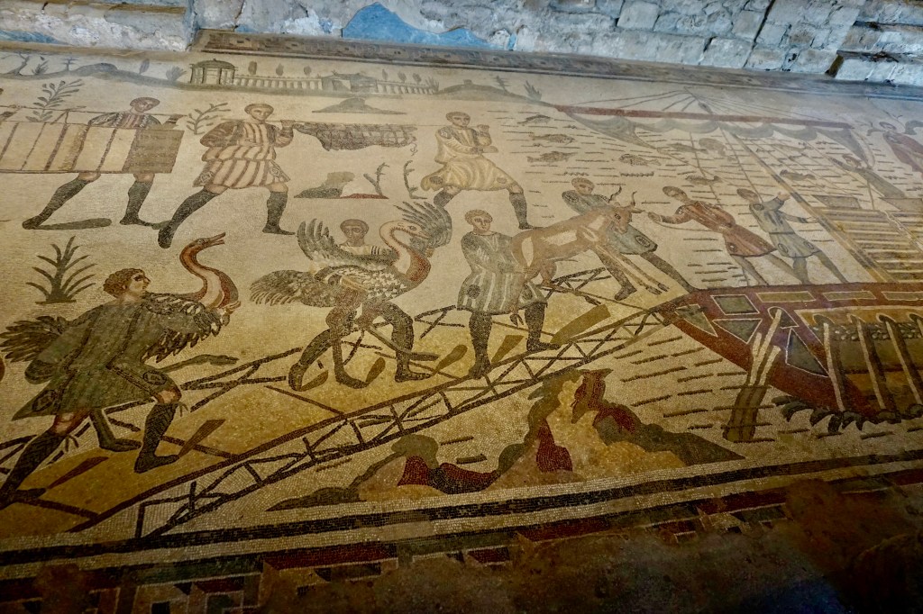 Büyük Av Sahnesi; Afrika'dan vahşi hayvanların (devekuşları ve antiloplar gibi) yakalanıp gemilerle Roma'ya taşınması sahnesinden bir kesit.