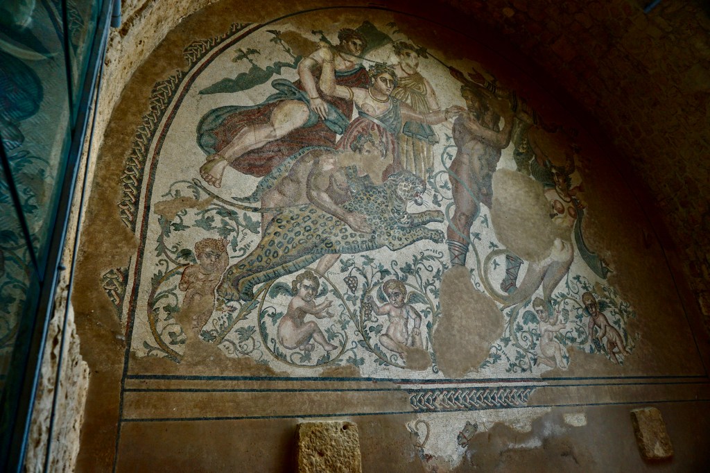 Yunan mitolojisindeki şarap ve bereket tanrısı Dionysos’un bir leopar üzerinde etrafında üzüm hasadı yapan küçük Eroslar.